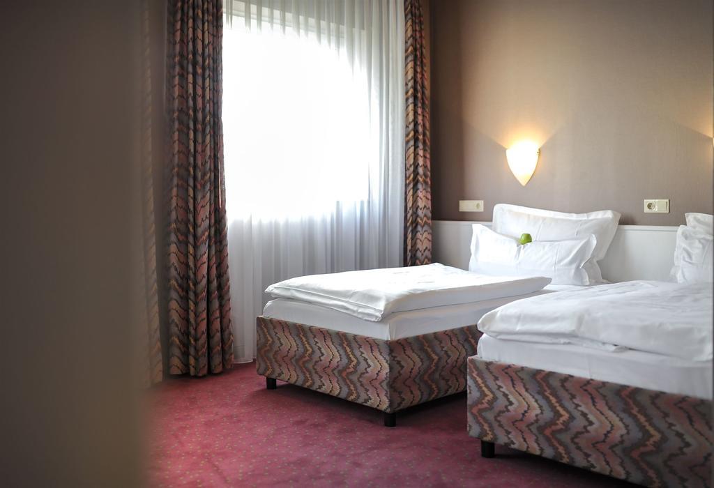 Airport Hotel By The New Yorker Colonia Esterno foto