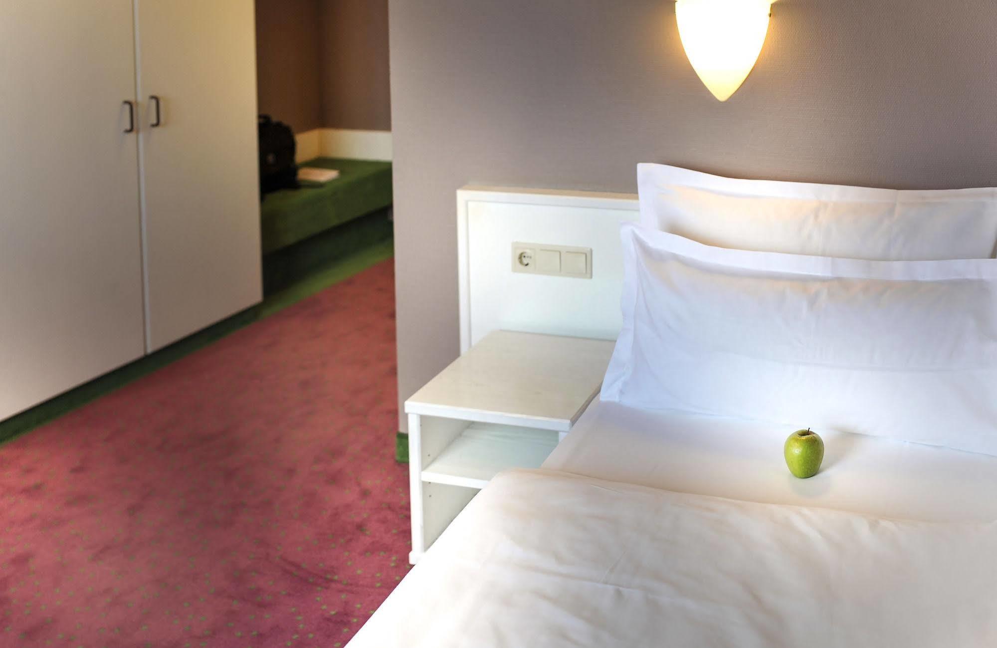 Airport Hotel By The New Yorker Colonia Esterno foto