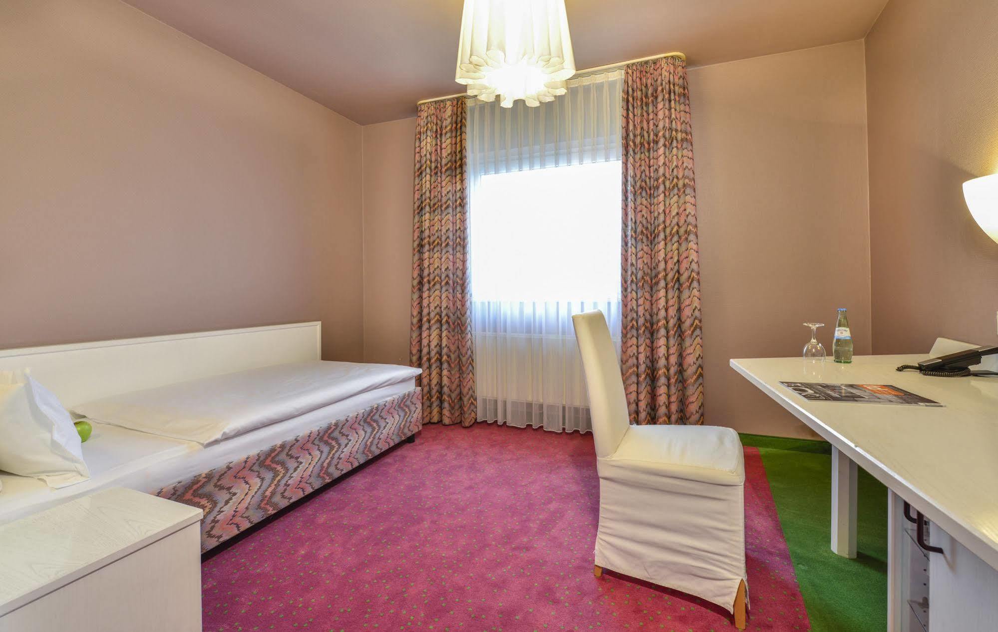 Airport Hotel By The New Yorker Colonia Esterno foto